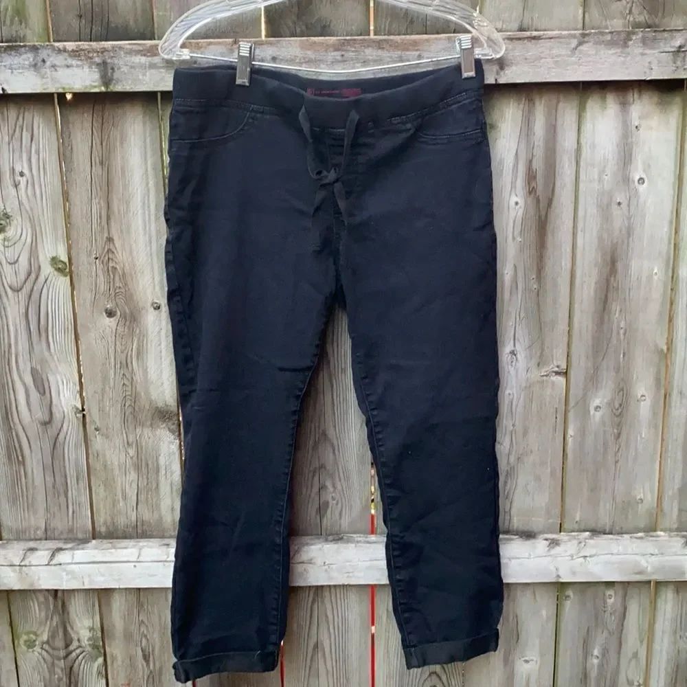 No Boundaries Black Capris sz. 8-10